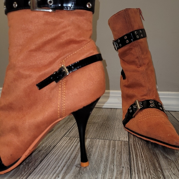 Two Lips sz 9 orange with black pleather straps with working buckles. - Picture 2 of 3